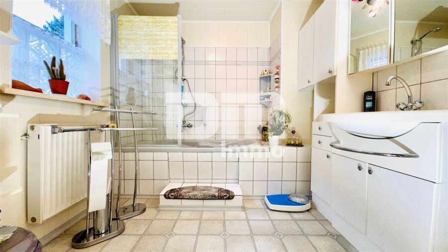 Solides Fachwerkhaus mit Nebengebäude in idyllischer Lage mit Garten und Garage - OG Bad / Badewanne